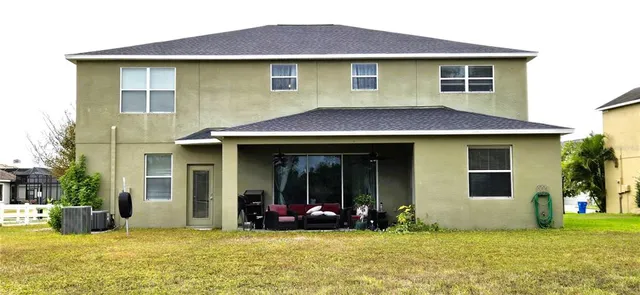 a view of a house with yard and porch