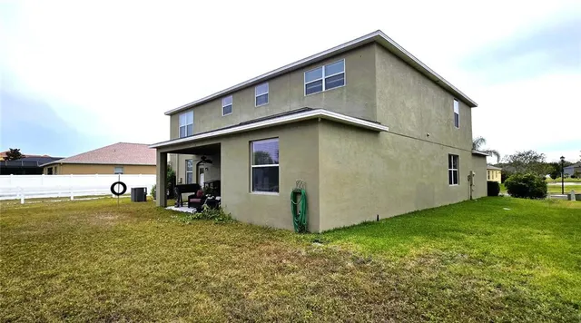 a view of a house with backyard