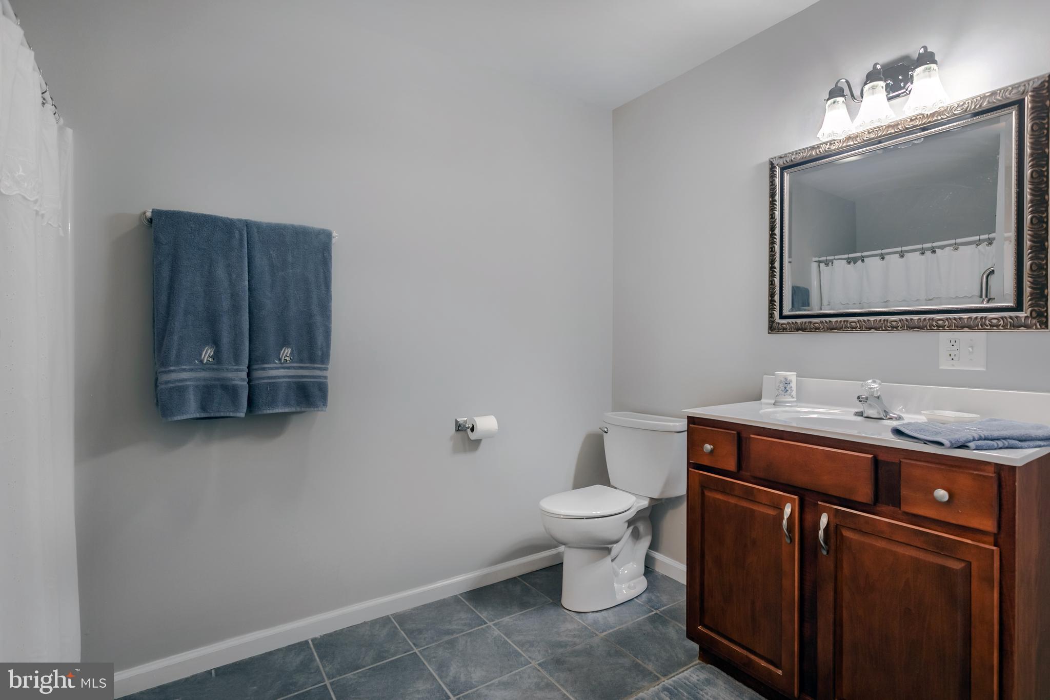 404 Upland Road Havertown, PA 19083 - Photo 28 of 41 Joint full bathroom