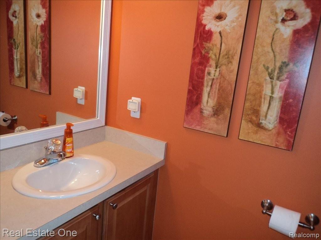 1385 Remsing Street Hartland, MI 48353 - Photo 11 of 25 Powder Room