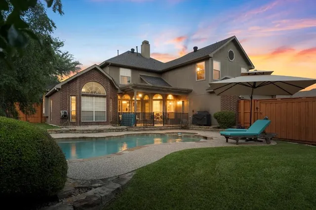a view of a house with backyard and sitting area
