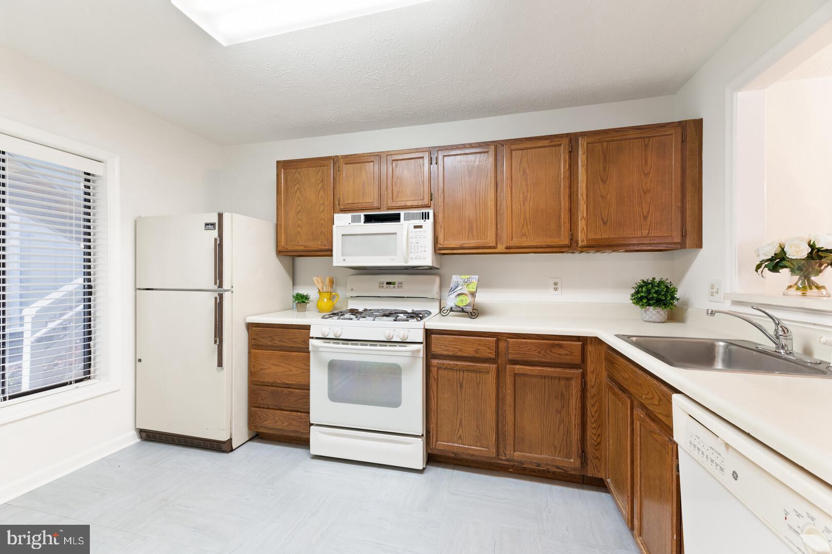 2225 Hunter's Run Drive Reston, VA 20191 - Photo 4 of 26 Spacious Kitchen