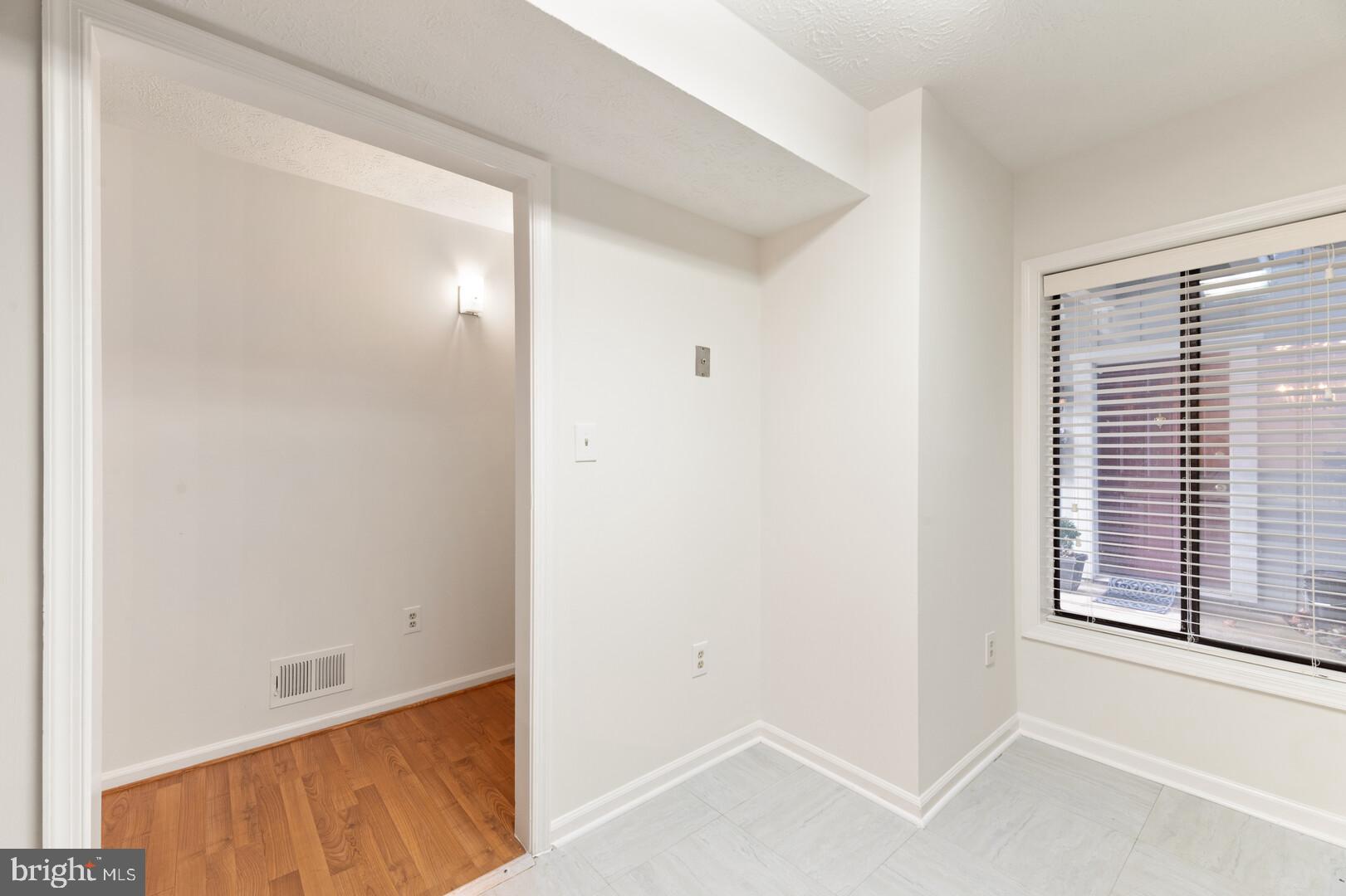 2225 Hunter's Run Drive Reston, VA 20191 - Photo 5 of 26 Eat-In Kitchen