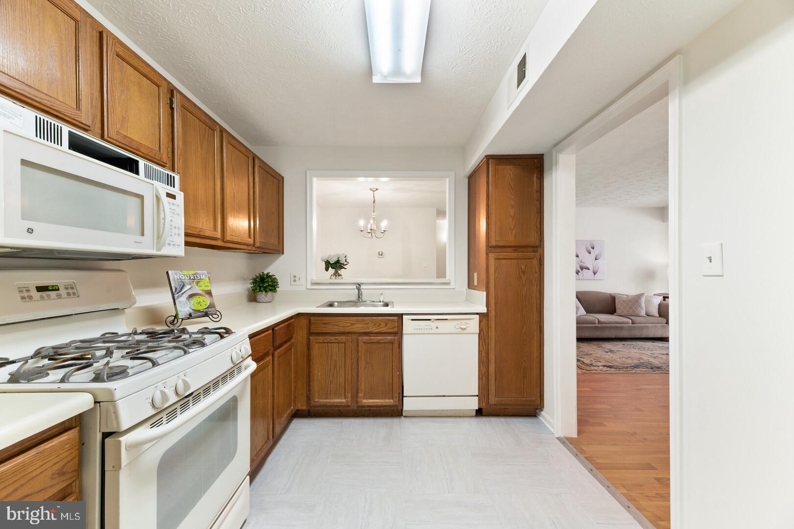 2225 Hunter's Run Drive Reston, VA 20191 - Photo 6 of 26 Pass Through Window