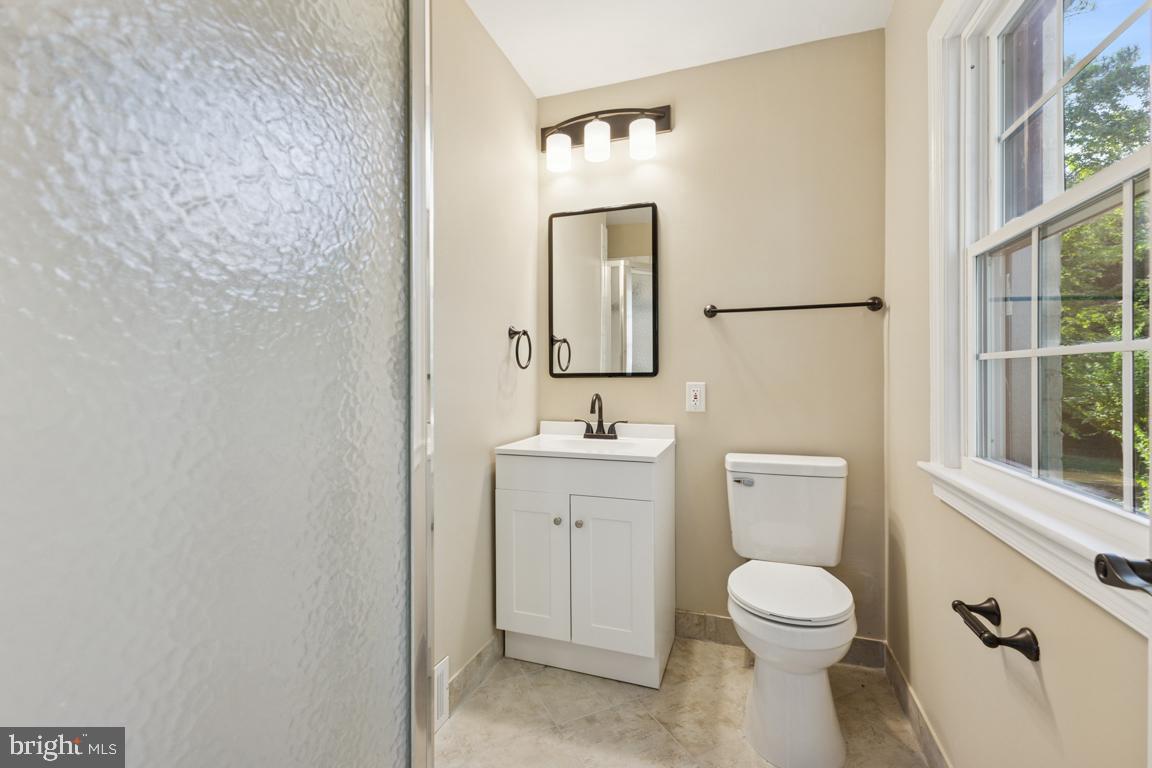 1901 Belle Haven Road Alexandria, VA 22307 - Photo 28 of 52 a bathroom with a toilet a sink and mirror