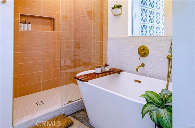 2770 East Ventura Road Palm Springs, CA 92262 - Photo 18 of 27 a bathroom with a tub a sink a potted plant and a shower