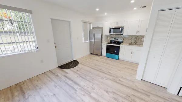 $1,900 | 2392 Northwest 9th Street, Unit 2392, Miami, FL 33125