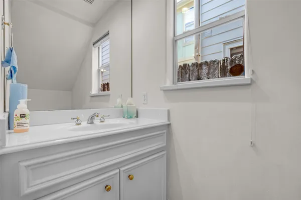 $3,900 | 4916 Travis Street, Houston, TX 77004