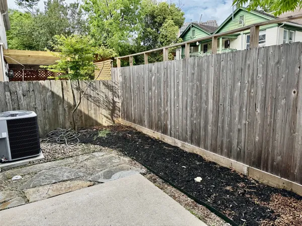 $3,900 | 4916 Travis Street, Houston, TX 77004