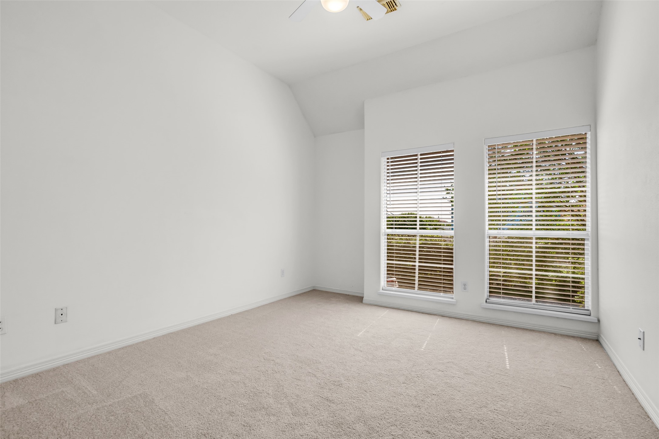 4916 Travis Street Houston, TX 77004 - Photo 19 of 27 an empty room with windows