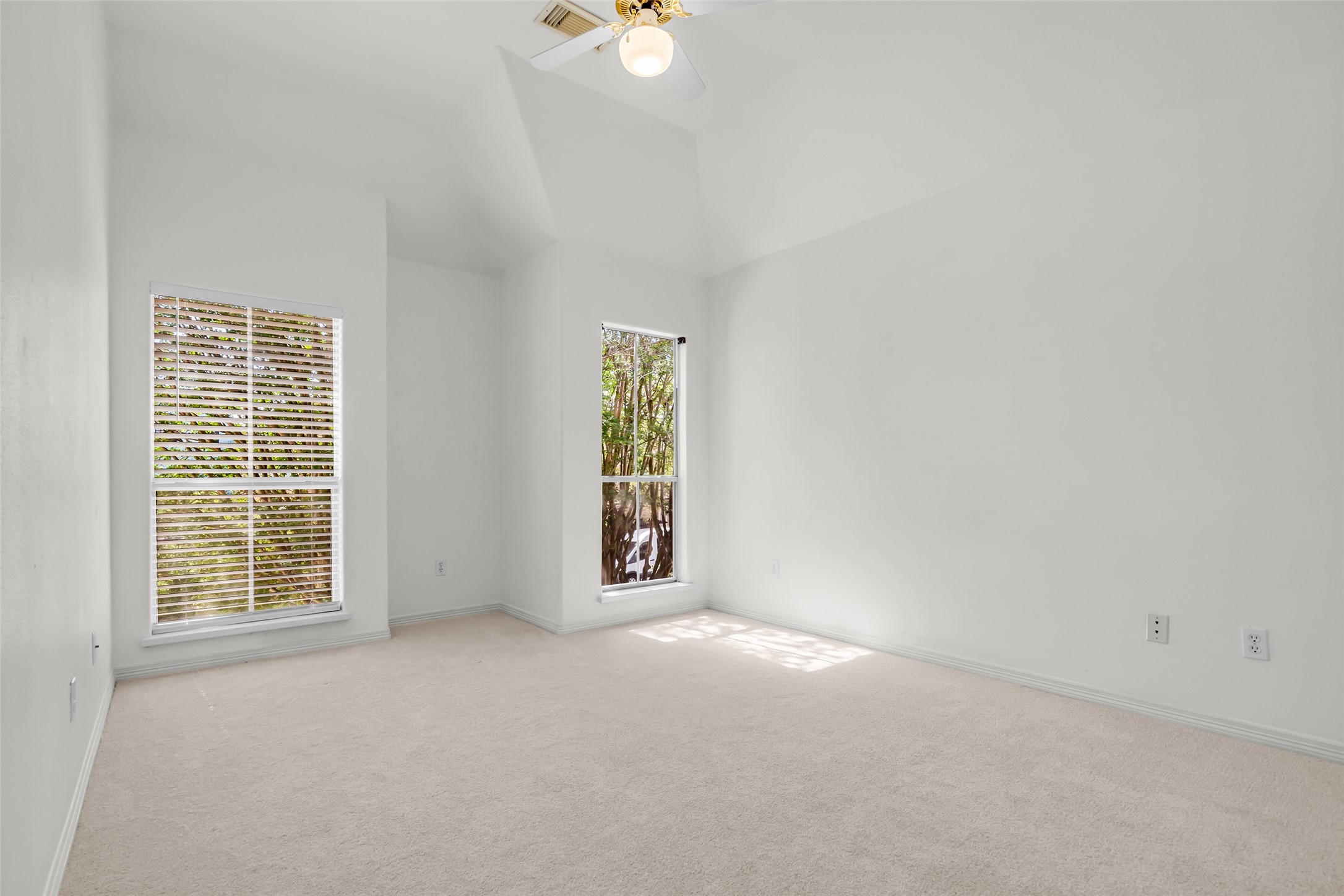 4916 Travis Street Houston, TX 77004 - Photo 20 of 27 an empty room with windows