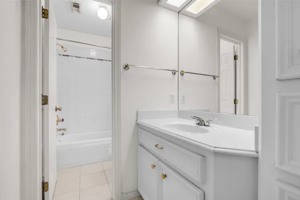 $3,900 | 4916 Travis Street, Houston, TX 77004