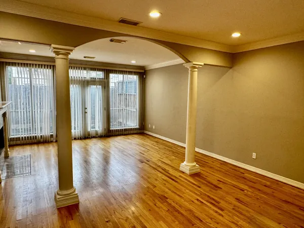 $3,900 | 4916 Travis Street, Houston, TX 77004