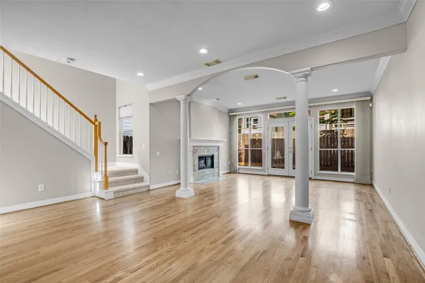 $3,900 | 4916 Travis Street, Houston, TX 77004