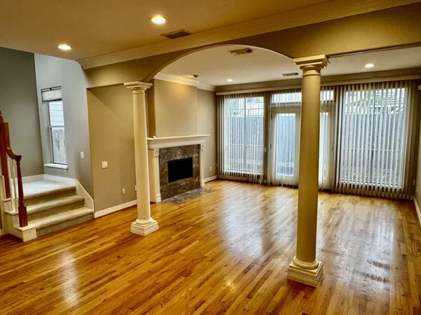 $3,900 | 4916 Travis Street, Houston, TX 77004