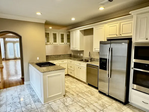 $3,900 | 4916 Travis Street, Houston, TX 77004