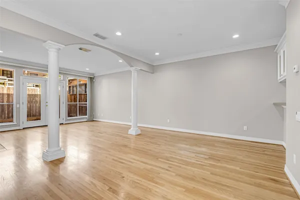 $3,900 | 4916 Travis Street, Houston, TX 77004