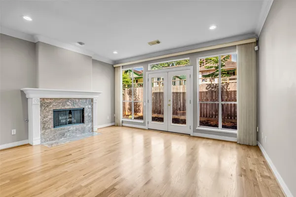 $3,900 | 4916 Travis Street, Houston, TX 77004