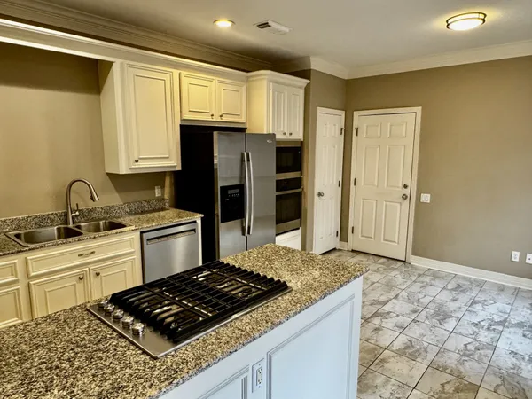 $3,900 | 4916 Travis Street, Houston, TX 77004