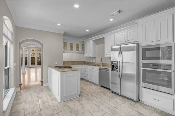 $3,900 | 4916 Travis Street, Houston, TX 77004