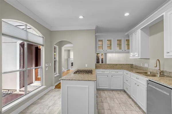 $3,900 | 4916 Travis Street, Houston, TX 77004