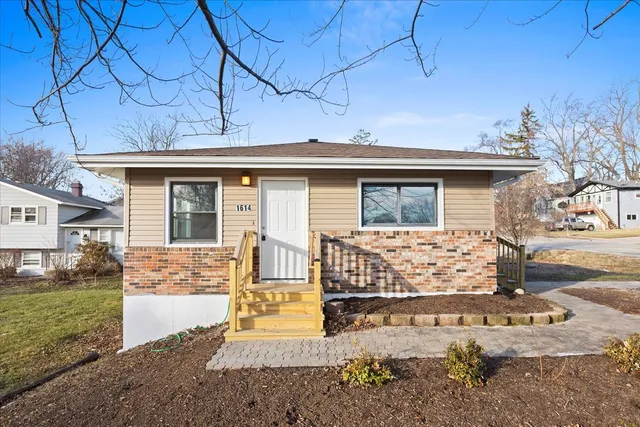 front view of house with a yard