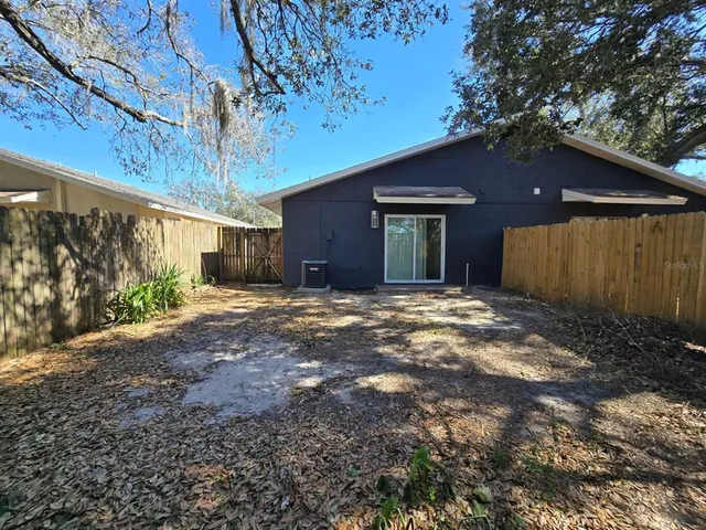 a view of a backyard