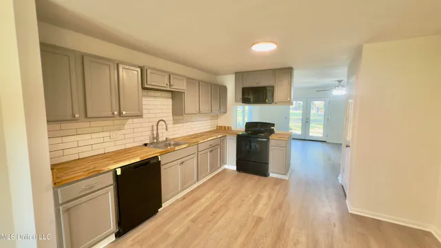 $340,000 | 7325 East Shahkoka Drive, Olive Branch, MS 38654