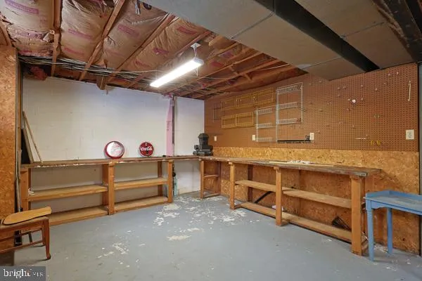 a picture of a room with a floor plan