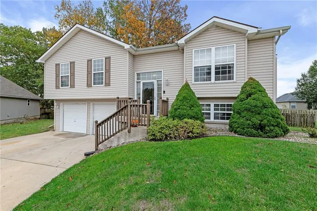 $317,500 | 1305 Northwest 74th Place, Kansas City, MO 64118