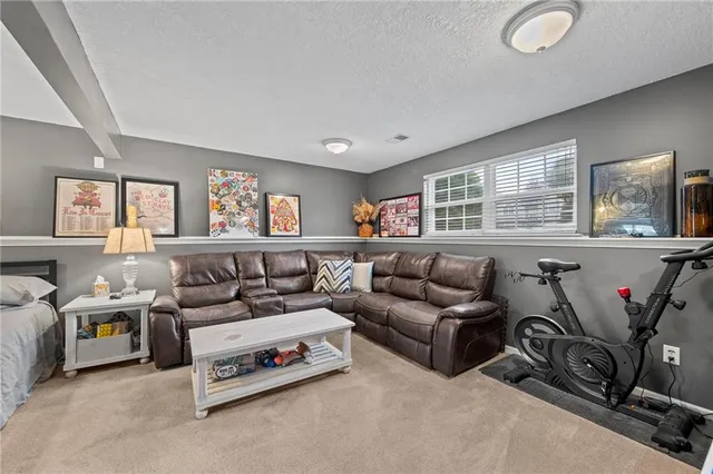 $325,000 | 1305 Northwest 74th Place, Kansas City, MO 64118