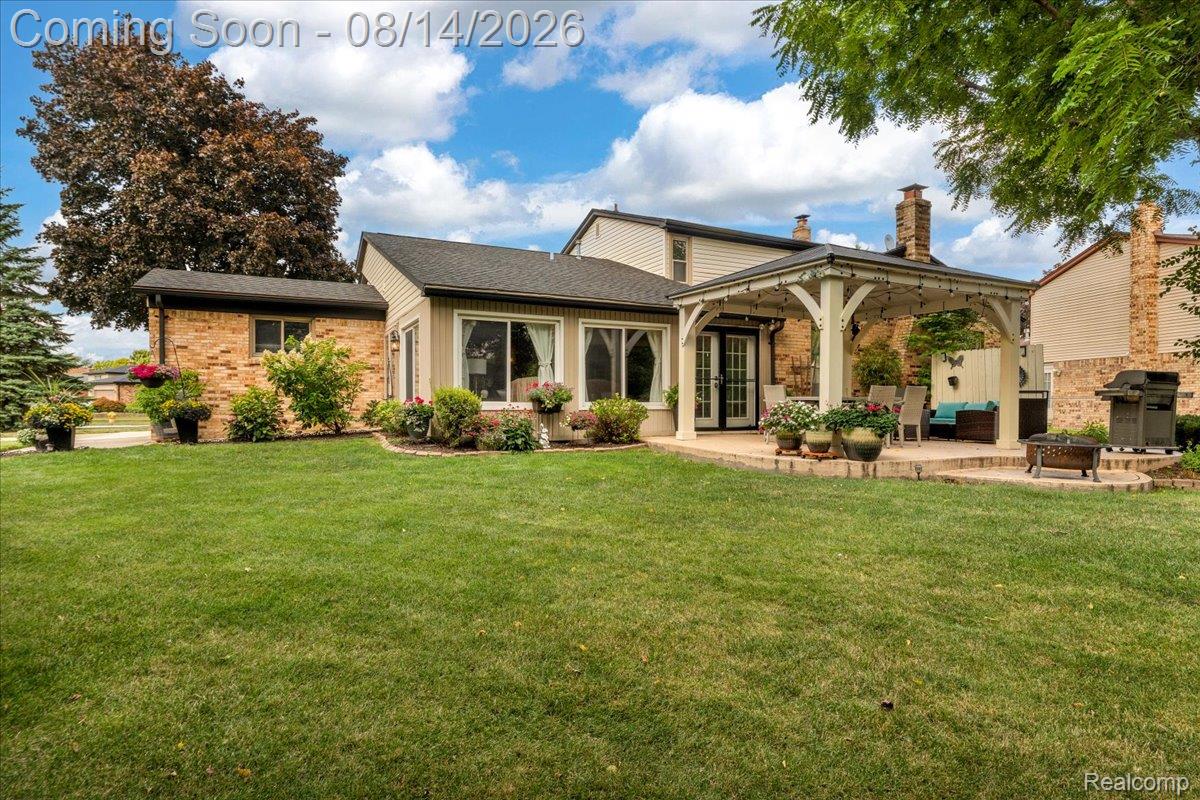 47321 Susan Road Macomb, MI 48044 - Photo 34 of 46 Expansive green lawn with mature trees and established landscaping