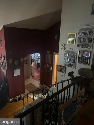 a view of a livingroom with furniture