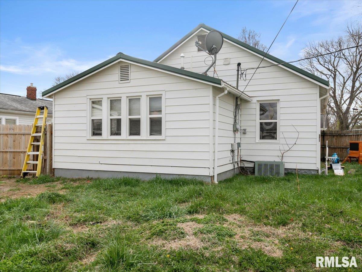 712 Beck Street Carmi, IL 62821 - Photo 3 of 19