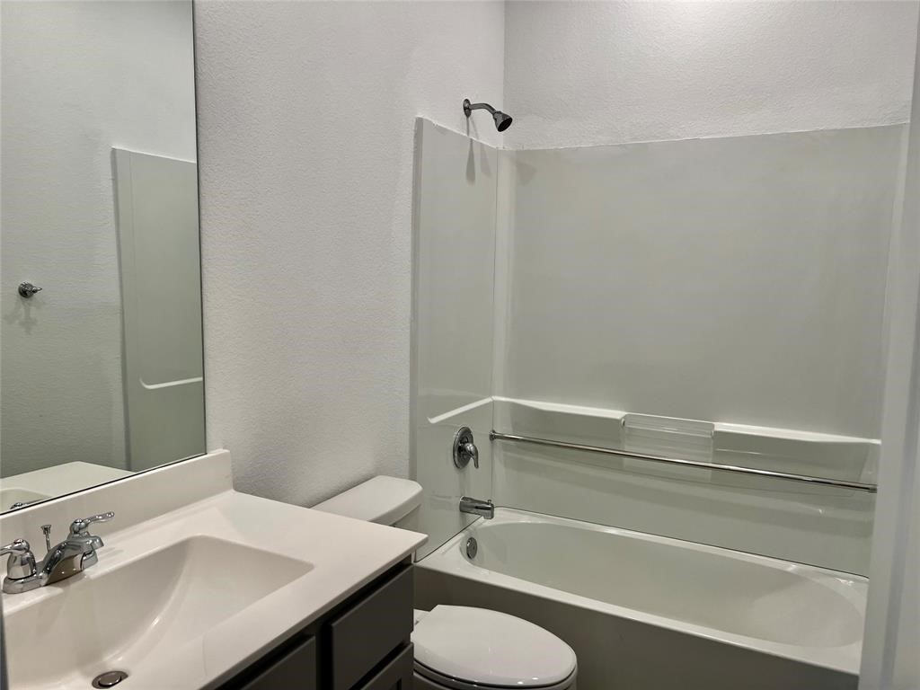 5304 Winding Strm Drive Rosenberg, TX 77469 - Photo 12 of 17 a bathroom with a sink toilet and a bathtub