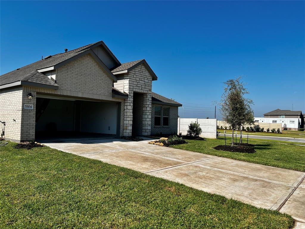 5304 Winding Strm Drive Rosenberg, TX 77469 - Photo 3 of 17 a front view of a house with a yard and garage