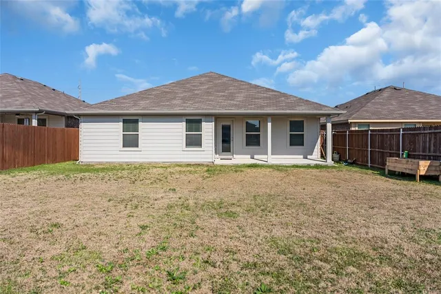 $2,400 | 1924 Willow Crk Road, Lancaster, TX 75146