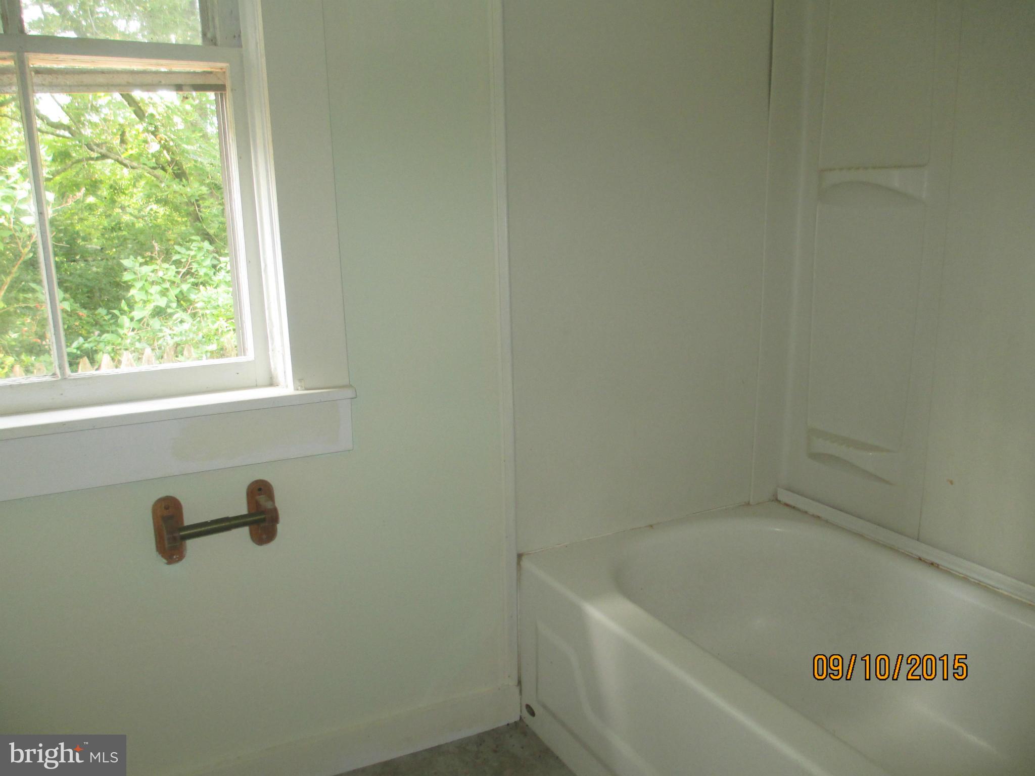 5508 Galestown Road Rhodesdale, MD 21659 - Photo 6 of 6 a bath tub sitting next to a window