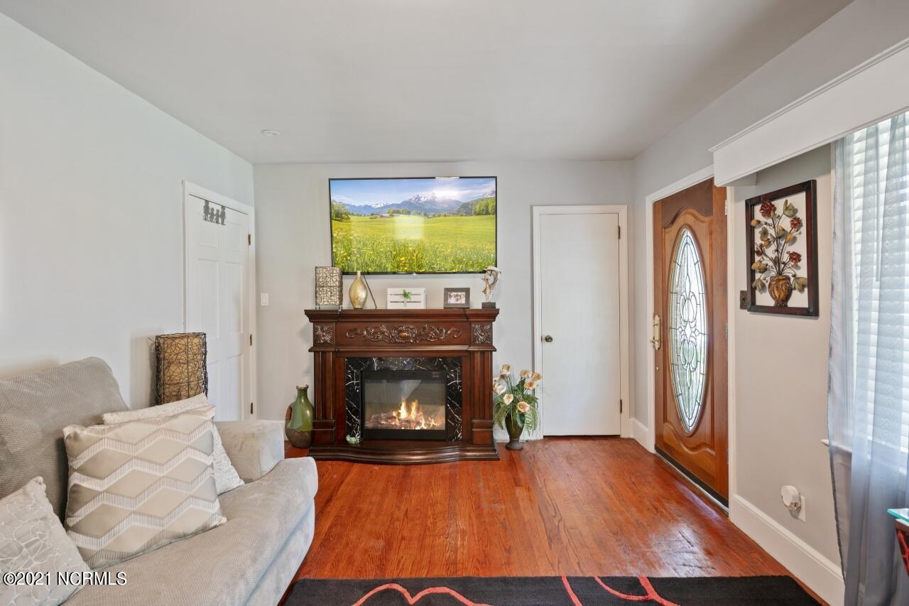 307 Lillian Road West Wilson, NC 27893 - Photo 6 of 29 Living Room 2