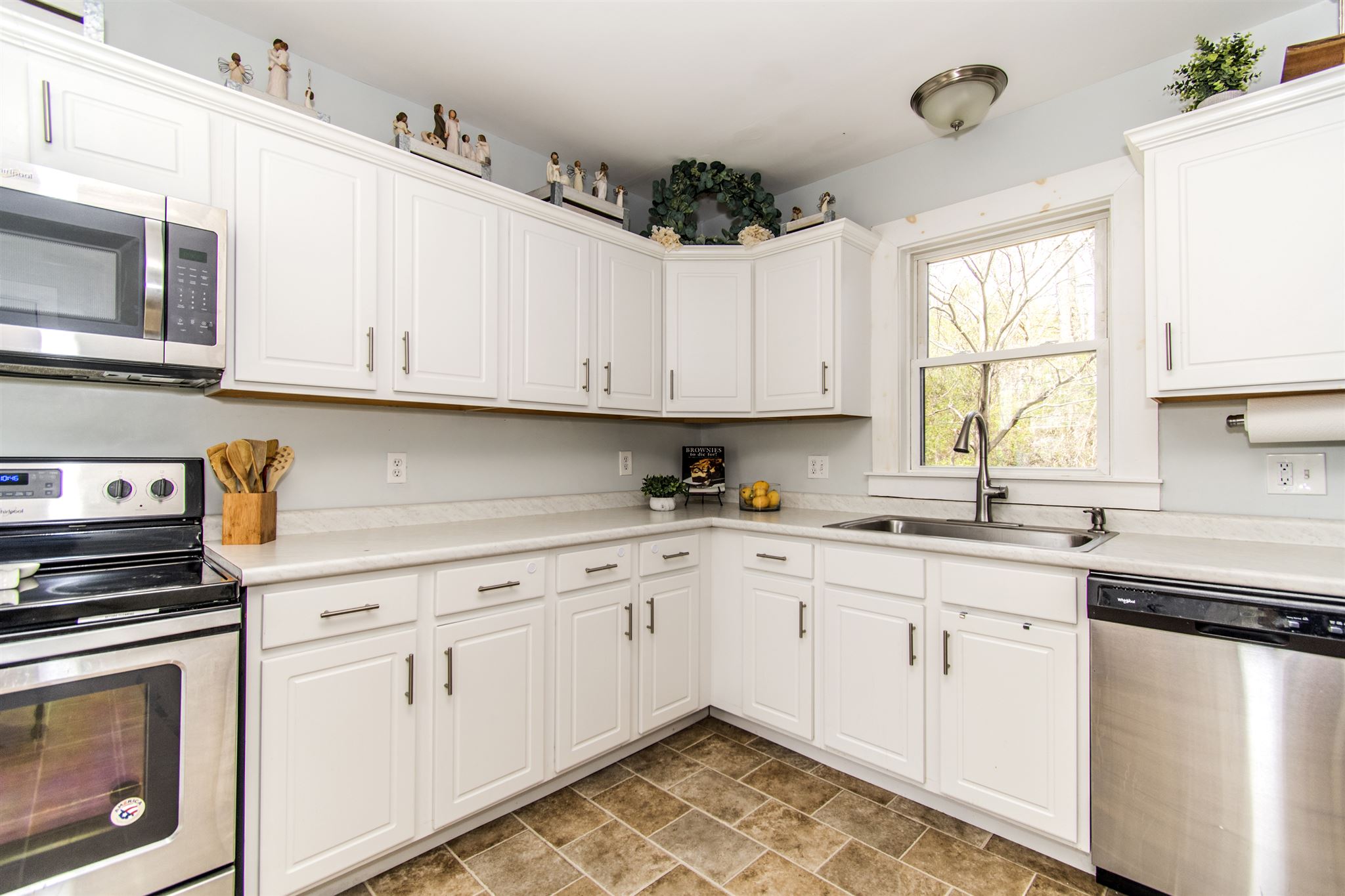 14 Rolfe Street Concord, NH 03303 - Photo 1 of 37 Gallery Image 1
