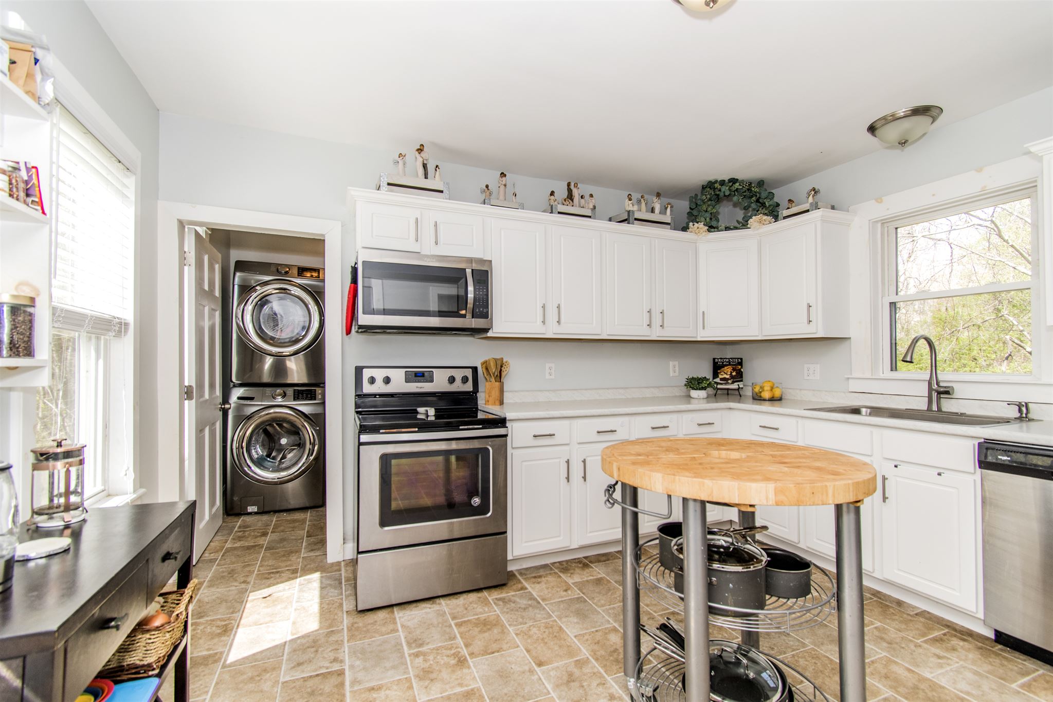 14 Rolfe Street Concord, NH 03303 - Photo 4 of 37 Gallery Image 4