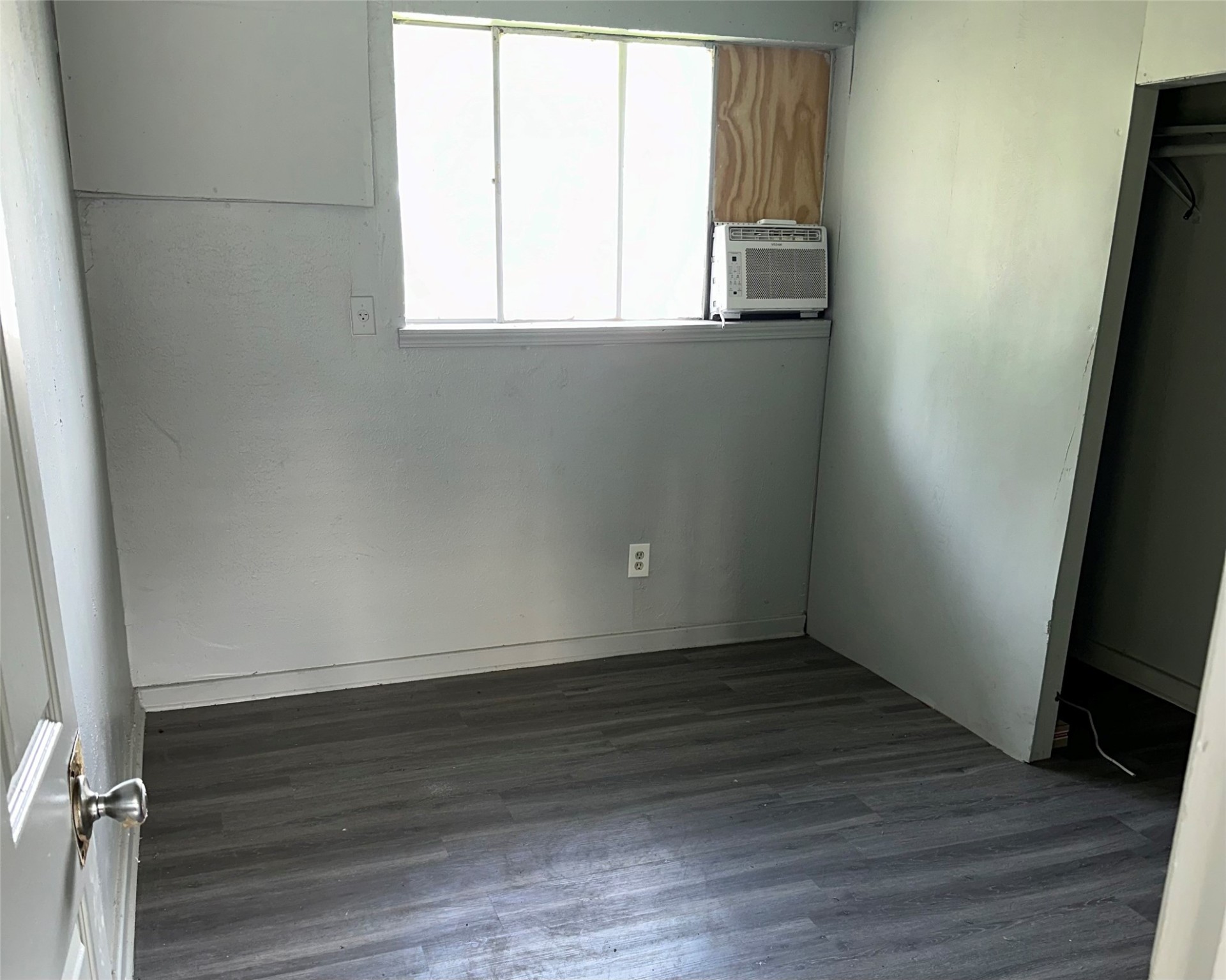 5409 Suez Street, Unit 3 Houston, TX 77020 - Photo 7 of 15 an empty room with wooden floor and windows