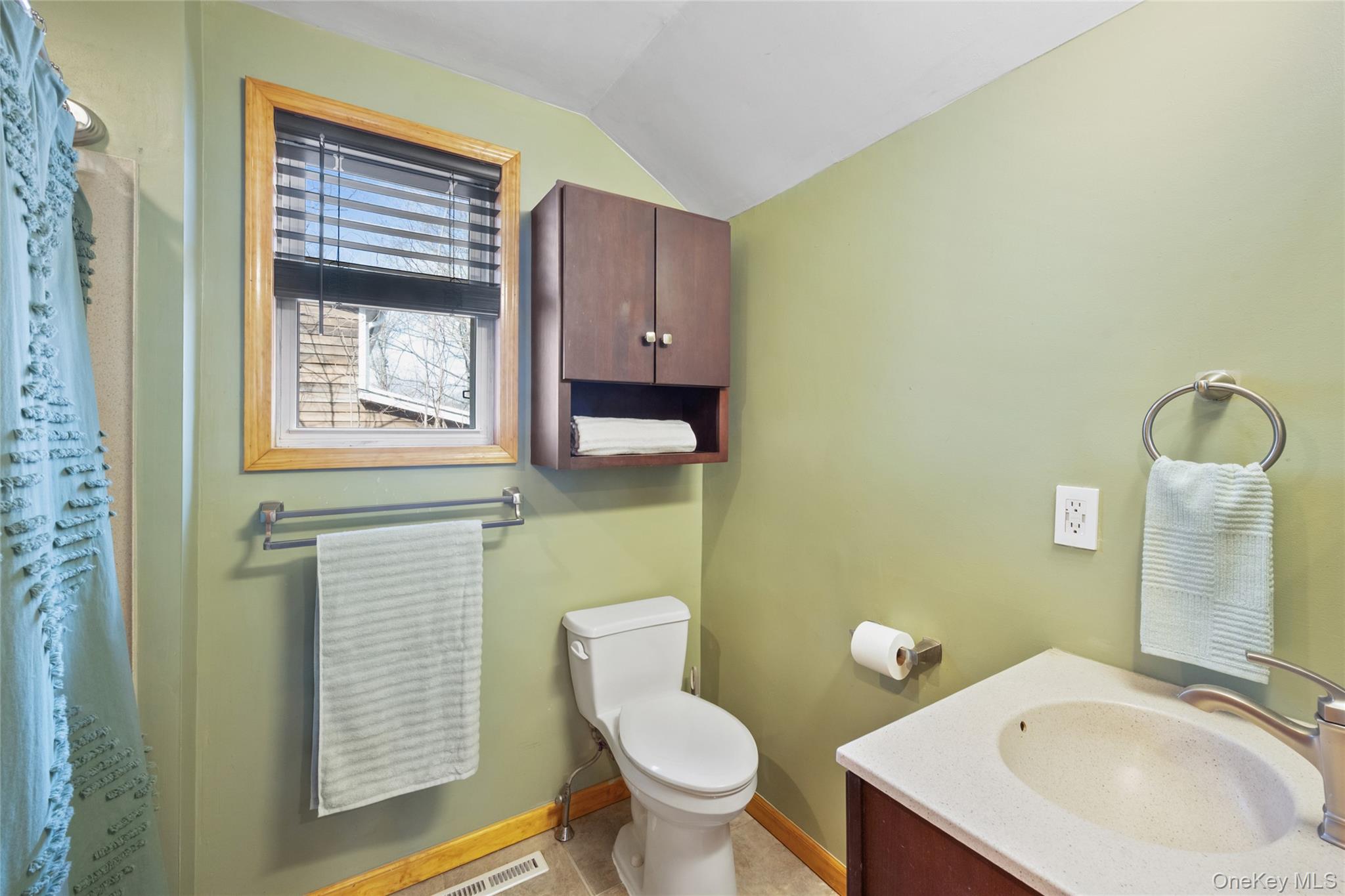32 Shawnee Road Putnam Valley, NY 10579 - Photo 5 of 24 1st Floor Bathroom