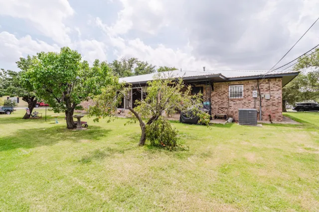 a view of a yard in front of the house