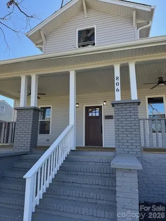 $500,000 | 806 4th St Drive Northwest, Hickory, NC 28601