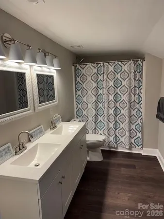 $500,000 | 806 4th St Drive Northwest, Hickory, NC 28601