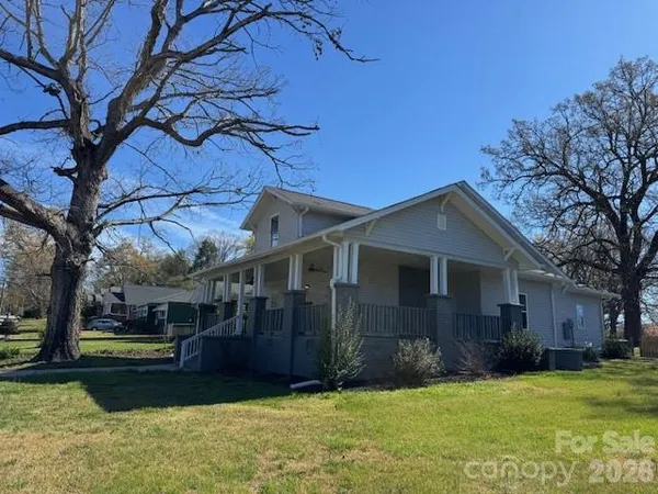 $500,000 | 806 4th St Drive Northwest, Hickory, NC 28601
