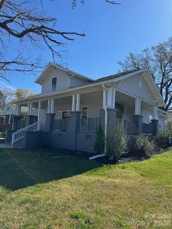 $500,000 | 806 4th St Drive Northwest, Hickory, NC 28601