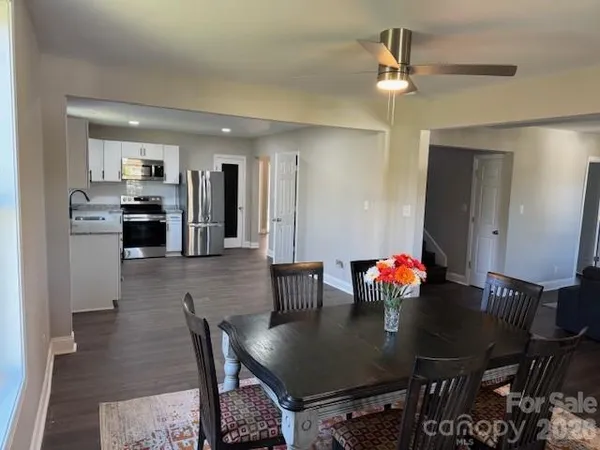 $500,000 | 806 4th St Drive Northwest, Hickory, NC 28601