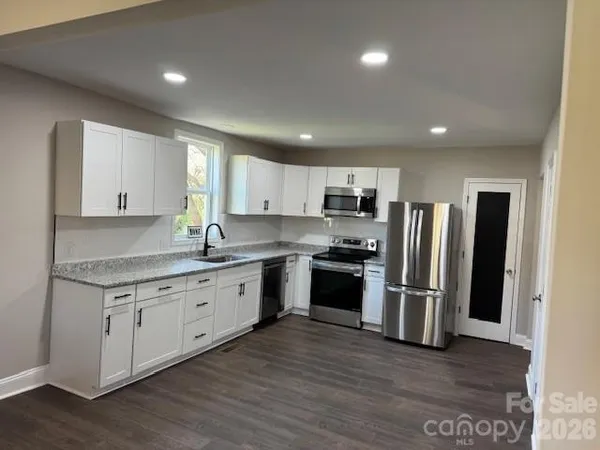 $500,000 | 806 4th St Drive Northwest, Hickory, NC 28601